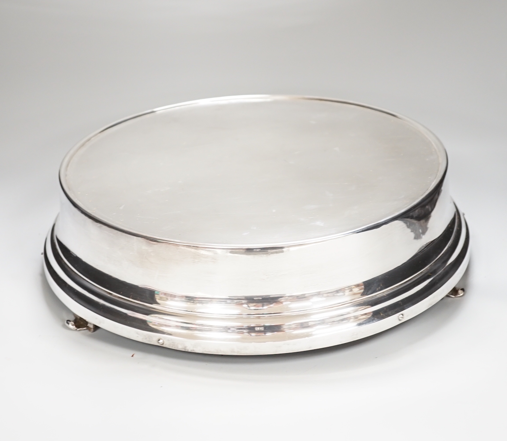 A silver plated wedding cake stand with original wooden box, 38.5 diameter